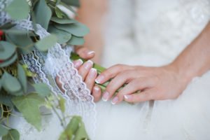 Schöne Hochzeitsnägel für die Fotos mit dem Brautstrauß
